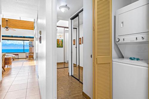 Kuchyň nebo kuchyňský kout v ubytování KBM Resorts FREE CAR Sands of Kahana Ocean view 3-Bedroom Condo Penthouse Recently Remodeled SOK-292