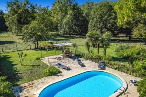 - une vue sur la piscine dans la cour dans l'établissement Villa Sur Lile by Villa Plus, à Roquemaure