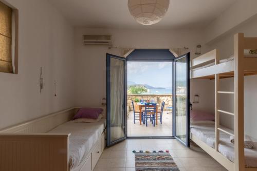 Ένα ή περισσότερα κρεβάτια σε δωμάτιο στο Almyrida Beach Bungalow IPS