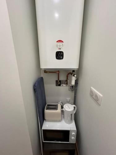 - un coin salon avec une cuisine équipée d'une cuisinière dans l'établissement Le Magnifique, Hyper centre, à Toulouse