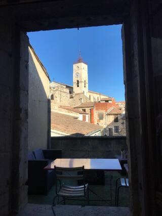 - une vue sur une table et des chaises depuis la fenêtre dans l'établissement Chambre,Salle de bain,Terrasse, à Saint-Gilles