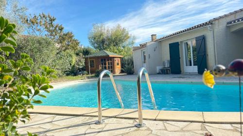 une piscine devant une maison dans l'établissement villa rayons de soleil, à Magalas