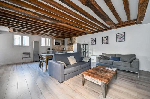 un salon avec deux canapés et une table dans l'établissement Grand 2 pieces typique du Marais - FLAT-GUEST, à Paris