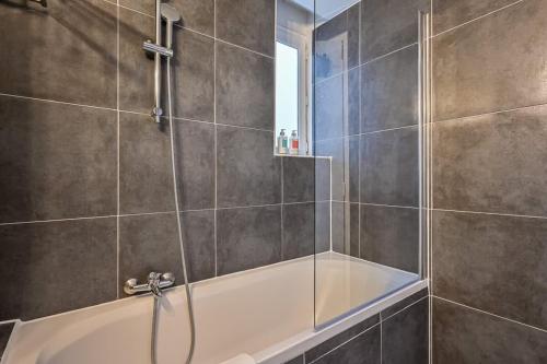 une salle de bain avec douche et baignoire dans l'établissement Grand 2 pieces typique du Marais - FLAT-GUEST, à Paris