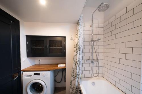 La salle de bains est pourvue d'un lave-linge et d'une douche. dans l'établissement L'Atelier 29, beau T2 cosy and chill, à Montpellier