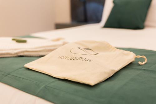 a pair of towels sitting on a bed at Hotel Boutique Gualamba in General Pinedo