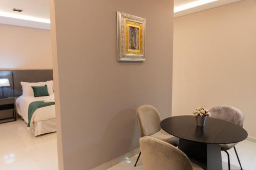 a room with a table and chairs and a bed at Hotel Boutique Gualamba in General Pinedo