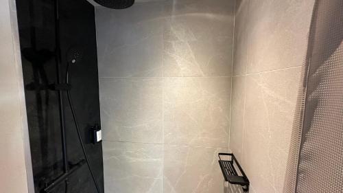 a bathroom with a shower stall and a shower at Boutique Hotel Le Faucon in Valkenburg