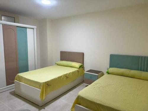 una habitación con dos camas en una habitación en Tiba Golden beach resort hurghada down town, en Hurghada