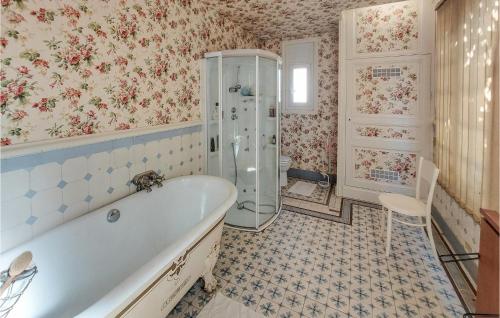 a bathroom with a tub and a shower at 7 Bedroom Awesome Home In Charlieu in Charlieu