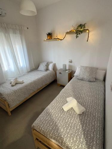 two twin beds in a room with at Casa rural ValenTina in Almonacid de Toledo