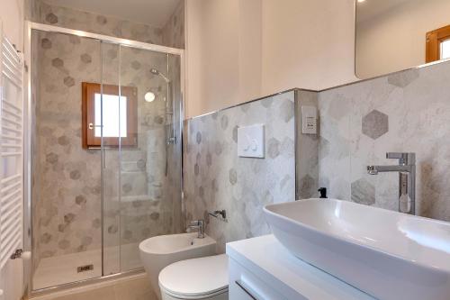 Sacha Apartment by Mamo Florence