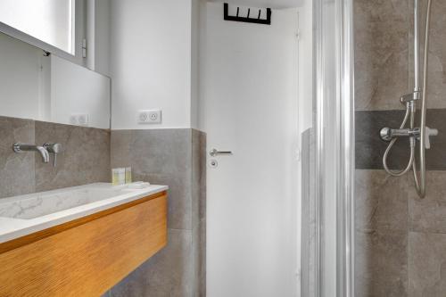 une salle de bain avec un lavabo et une douche dans l'établissement 153 Suite Mylene - Superbe Appartement à Paris, à Paris
