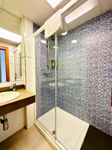 Bilik mandi di Apartamentos Jet - Adults Only