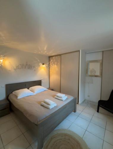 une chambre avec un lit avec des serviettes dessus dans l'établissement Le Pavillon de Nina, à Puget