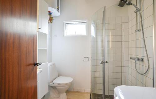 Ένα μπάνιο στο Amazing Home In Højby With Wifi
