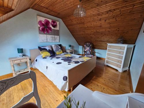 une chambre avec un lit et un plafond en bois dans l'établissement Gites de lardanva, à Lardanva