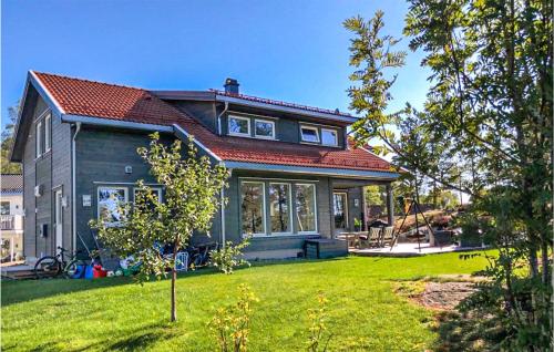 a small house with a green lawn in front of it at Stunning Home In Nordre Frogn in Nordre Frogn