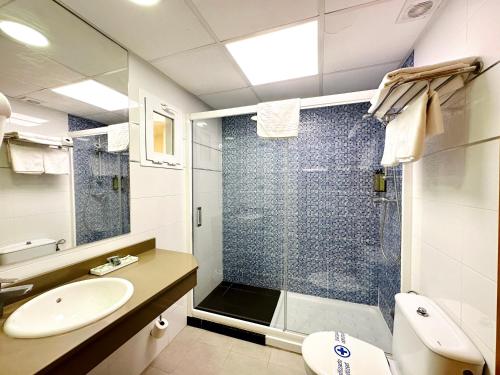 プラヤ・デン・ボッサにあるアパルタメントス ジェット 大人専用のバスルーム(シャワー、洗面台、トイレ付)