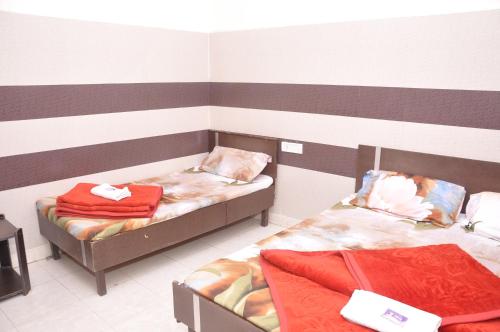 a room with two beds in a room at Asha Guest House in Amritsar