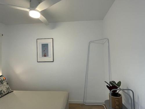 Ένα ή περισσότερα κρεβάτια σε δωμάτιο στο Jordi home 15 minutes to center by train