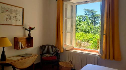 Taman di luar L'Auberge du Cèdre