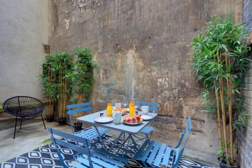 une table avec une assiette de fruits sur elle dans l'établissement 154 Suite Phil - Superbe Appartement à Paris., à Paris