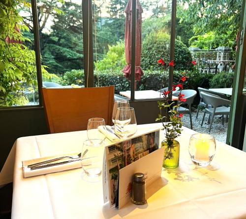 Taman di luar L'Auberge du Cèdre