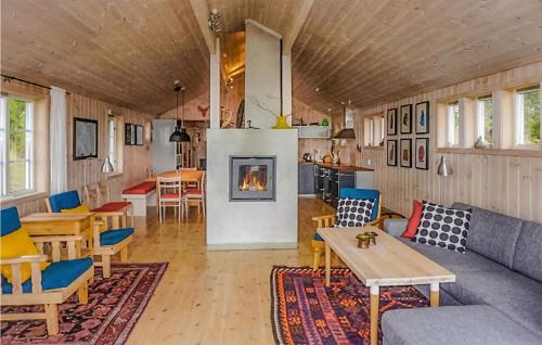 ein Wohnzimmer mit Couch und Kamin in der Unterkunft Sjusjøen Pihl 4020 in Sjusjøen