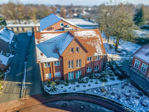 una vista aérea de una casa en la nieve en Ferienwohnung Küstenhaus, en Esens