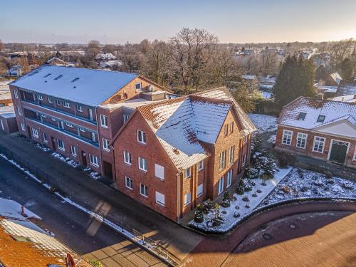 Una vista aérea de un edificio con nieve. en Ferienwohnung Küstenhaus, en Esens