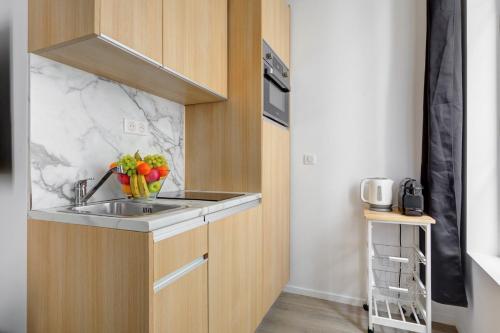 une cuisine avec un évier et un plan de travail dans l'établissement 160 Suite Eve - Superbe Appartement à Paris, à Paris