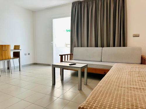 Katil atau katil-katil dalam bilik di Apartamentos Jet - Adults Only
