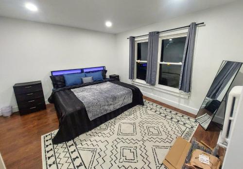 Ένα ή περισσότερα κρεβάτια σε δωμάτιο στο Victorian Mansion Unit 2