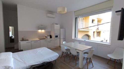 Postel nebo postele na pokoji v ubytování Rosesapparts A20deMar Triplex