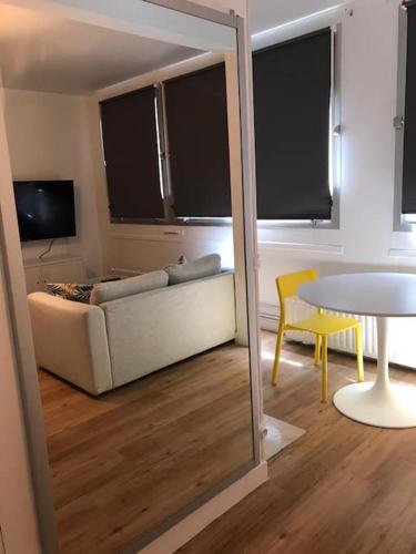 un salon avec un canapé et une table dans l'établissement Home & Home Metz Arènes, ctr congres, Muse, Pompidou, à Metz