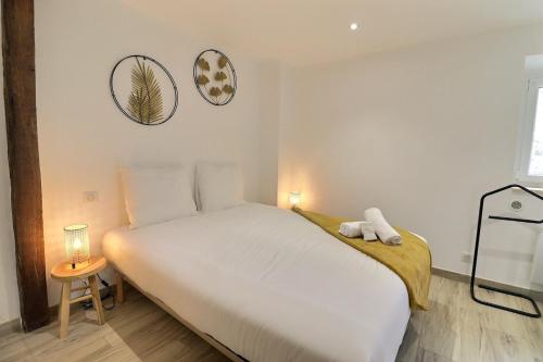 - une chambre avec un grand lit blanc et deux miroirs dans l'établissement Le Verd'oyant - Calme et Parking - Proche Centre - Mon Groom, à Troyes