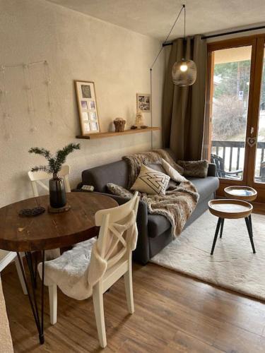 un salon avec un canapé et une table dans l'établissement Studio Auron 4 couchages, à Saint-Étienne-de-Tinée