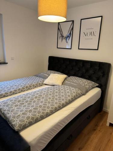 a bed with a black headboard in a bedroom at Charmante 3ZimmerWhg in top Lage in Gießen