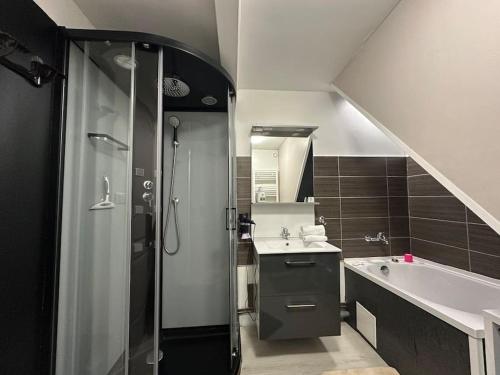 une salle de bain avec une douche, un lavabo et une baignoire dans l'établissement Chalet du Haut des Cimes - 14 pers, parking, à La Bresse