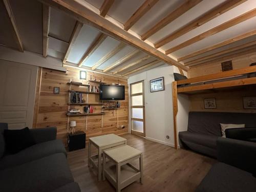 un salon avec un canapé et une télévision dans l'établissement Chalet du Haut des Cimes - 14 pers, parking, à La Bresse