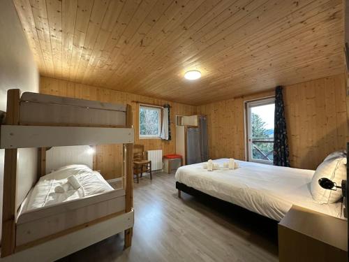 Cette chambre en bois comprend des lits superposés. dans l'établissement Chalet du Haut des Cimes - 14 pers, parking, à La Bresse