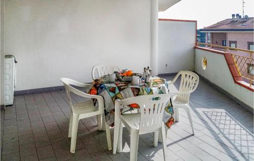 Biały stół i krzesła na balkonie w obiekcie Bilo 1 w miejscowości Alba Adriatica