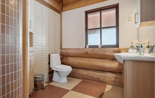 a bathroom with a toilet and a sink and a window at Stunning Home In Nimtofte With Kitchen in Nimtofte
