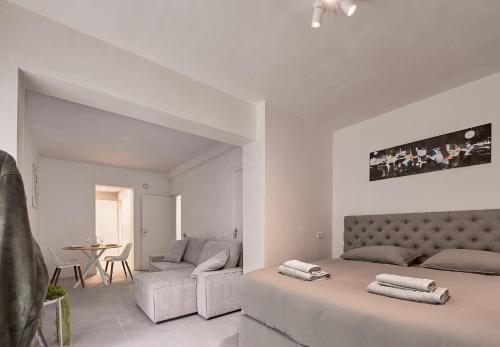 a white room with a bed and a couch at Stratum's Theo's Loft - By T&S in Eindhoven