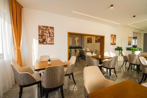 a restaurant with tables and chairs in a room at Vila Carol in Alba Iulia