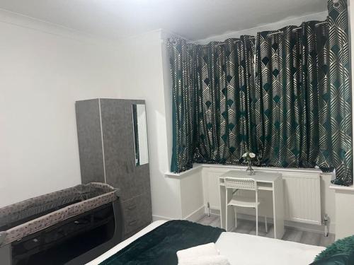 Gallery image of 4 Bedroom semi detached House London in Edgware