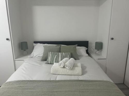 Gallery image of 4 Bedroom semi detached House London in Edgware