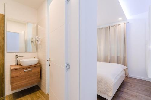 PALACE PAULINA B في نوفي فينودولسكي: حمام صغير مع حوض وسرير