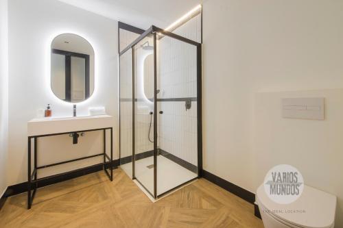 a bathroom with a shower and a sink and a mirror at Magia Madrileña para 4 en Calle del Aguila E3 in Madrid